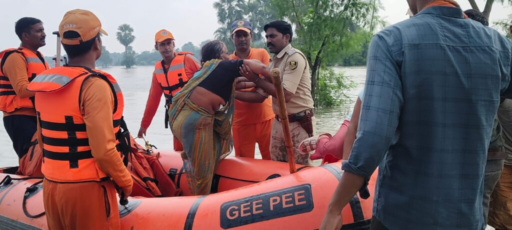 सारण में बाढ़ के गंभीर स्थिति को देखते हुए जिला प्रशासन का ऑपरेशन रेस्क्यू युद्धस्तर पर जारी