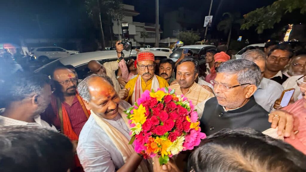 भाजपा के नए संगठन महामंत्री पवन साय पहुंचे रांची, प्रदेश कार्यालय में जोरदार स्वागत भाजपा के नए संगठन महामंत्री पवन साय पहुंचे रांची, प्रदेश कार्यालय में जोरदार स्वागत