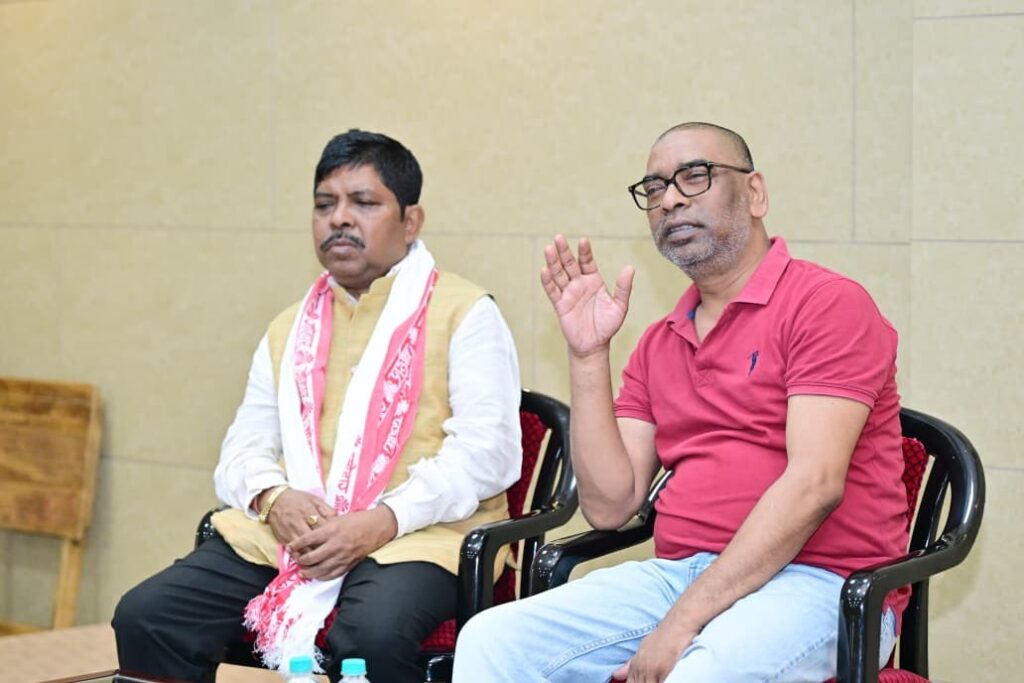 संथाल समाज के प्रतिनिधिमंडल ने सीएम को ‘मरांग बुरु धर्मगाढ़ महा सम्मेलन’ के लिए दिया न्योता