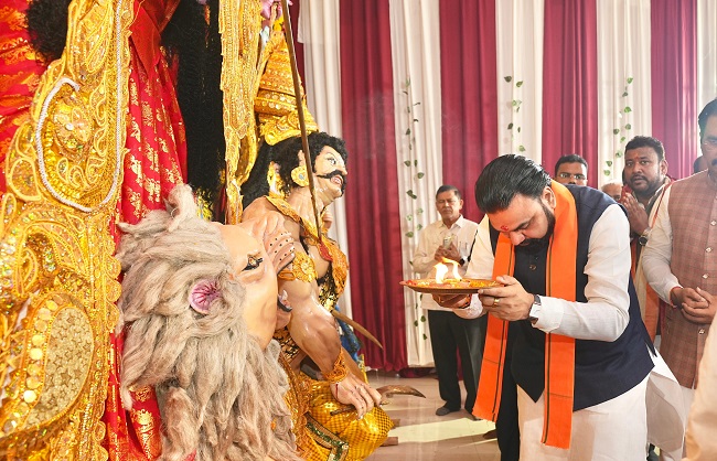 महासप्तमी पर भाजपा अध्यक्ष नितिन नवीन और मुख्यमंत्री सम्राट चौधरी ने पटना के पूजा पंडालों में किए मां दुर्गा के दर्शन