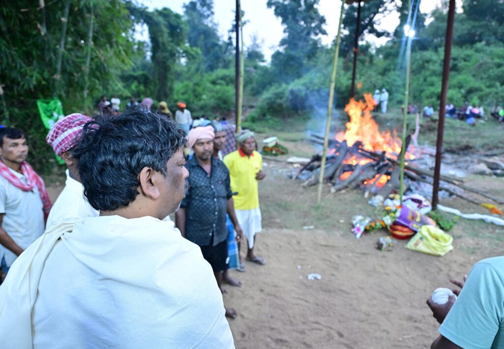 मुख्यमंत्री ने अश्रुपूर्ण नेत्रों से दी अपनी मां को अंतिम विदाई, शव यात्रा में उमड़ा जनसैलाब