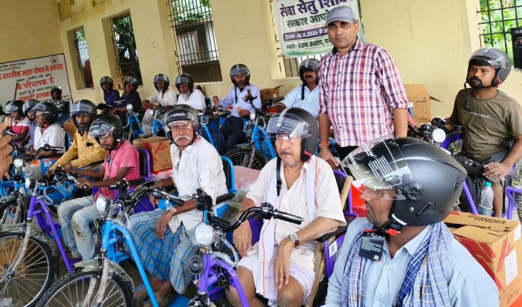 21 दिव्यांगजनों को बैट्री चालित ट्राई साइकिल वितरित