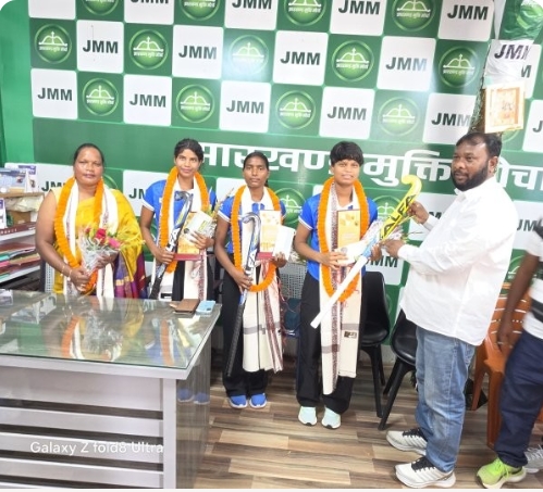 जूनियर महिला हॉकी विश्व कप की सितारों को विधायक ने किया सम्मानित