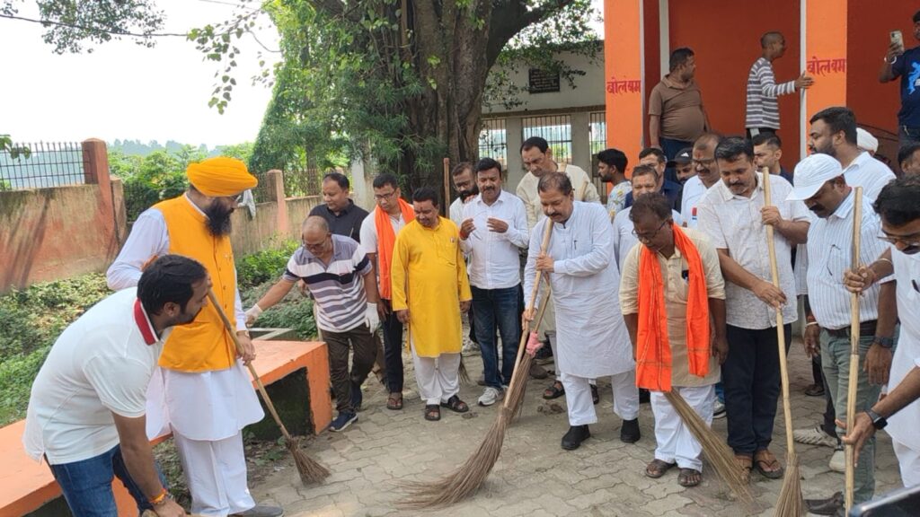 मंत्री ने थामी झाड़ू, भूतनाथ मंदिर परिसर में चलाया स्वच्छता अभियान