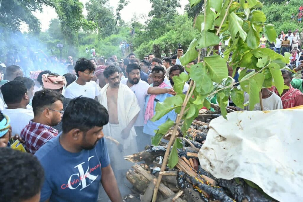 मां को मुखाग्नि देते ही फफक पड़े मुख्यमंत्री हेमंत सोरेन