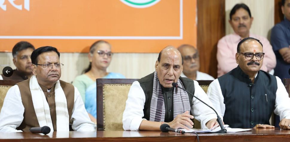 देश को हिंसा और अराजकता की आग में झोंकना चाहती है कांग्रेस : राजनाथ सिंह