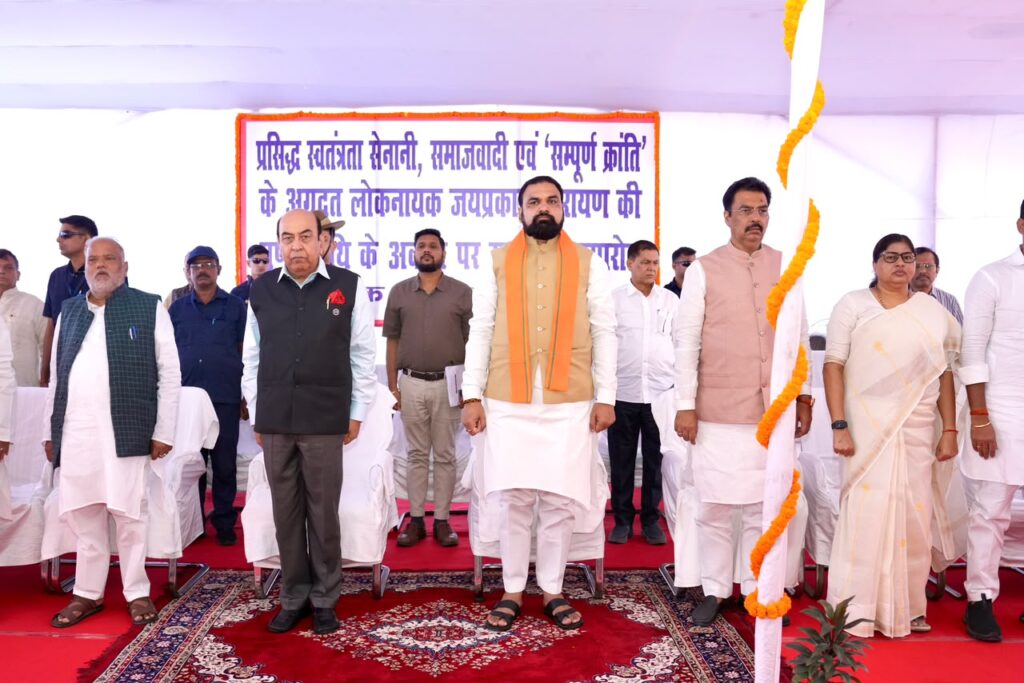 मुख्यमंत्री ने लोकनायक की पुण्यतिथि पर उन्हें श्रद्धांजलि अर्पित की