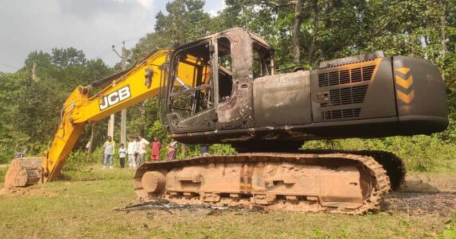 टेबो में सड़क निर्माण में लगी जेसीबी को अपराधियों ने फूंका, दहशत