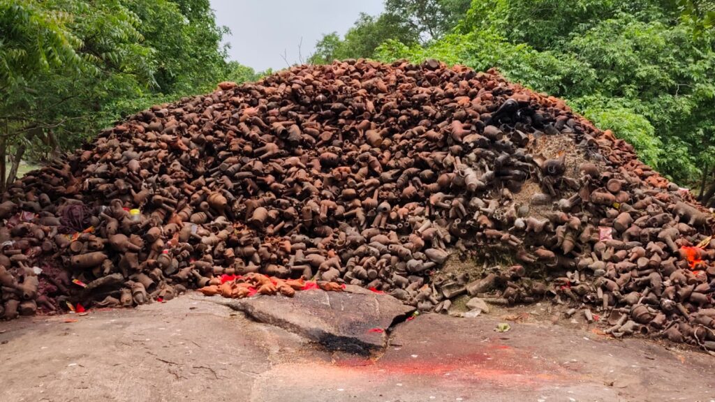 झारखंड में लोक आस्था का अनोखा केंद्र चटनियां बाबा, मन्नत पूरी होने पर चढ़ाए जाते हैं मिट्टी के हाथी-घोड़े